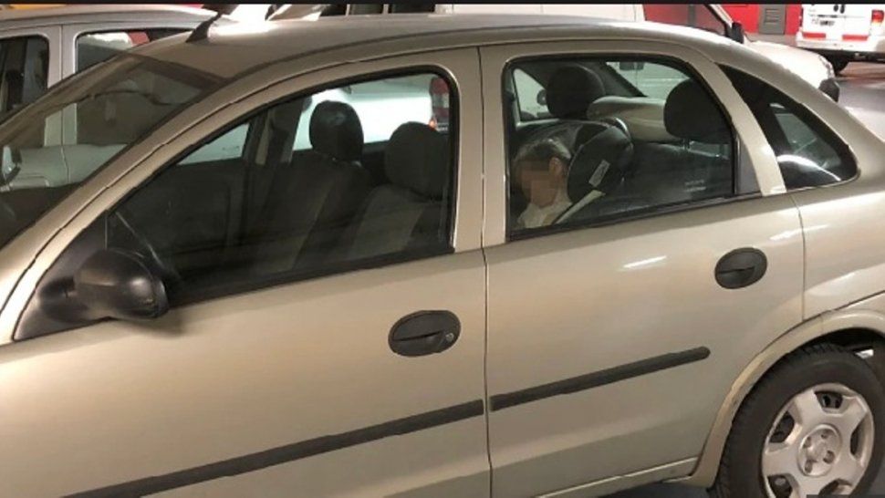 Dejaron a una nena encerrada en un auto con 35 grados y la madre culpó al marido