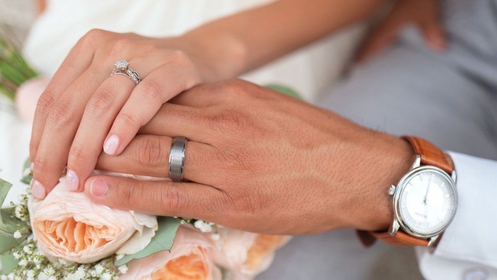 El anillo de compromiso de la fidelidad lleva GPS para que tu pareja sepa cuándo te lo quitaste