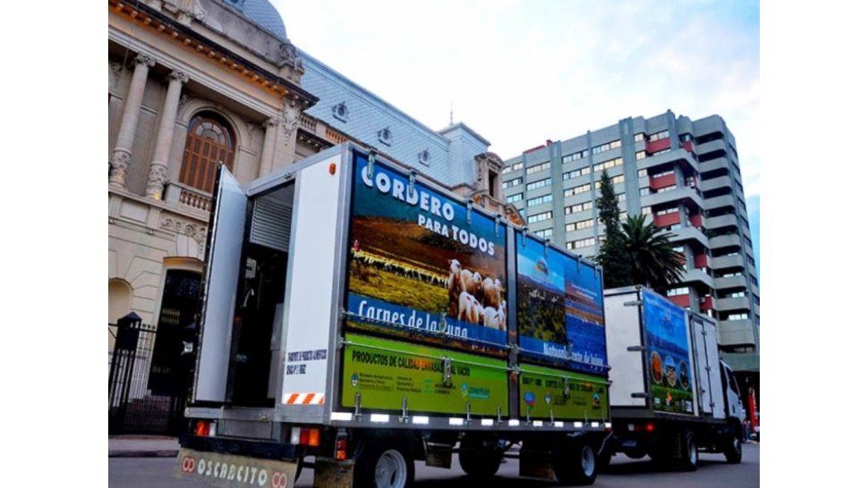 Camión con carnes puneñas