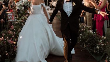 La primera foto de la feliz pareja después de dar el sí.