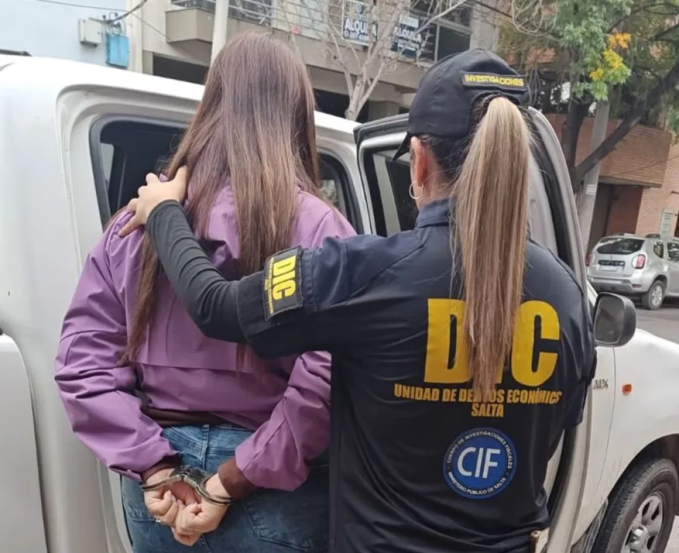 Una empleada administrativa fue detenida en Salta, acusada de emitir aptos médicos truchos para licencias de conducir profesionales, en el marco de una investigación por presunta administración fraudulenta.