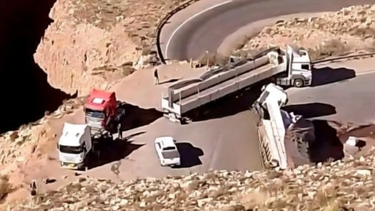 Pudo ser una tragedia: Impactante triple choque de camiones en Jujuy