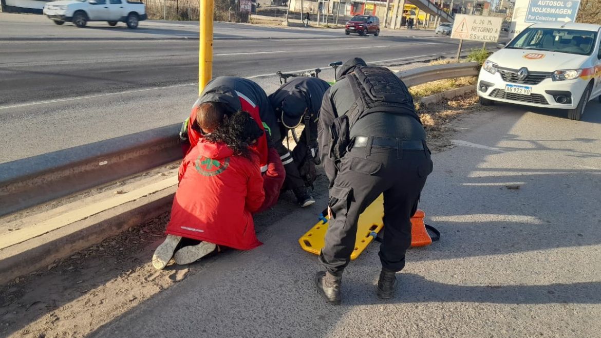 Ruta 9: un ciclista perdió el control y chocó su cabeza contra un poste de luz