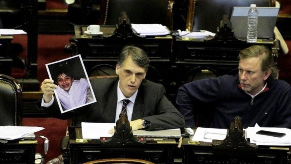 Un diputado emocionó a todos al recordar a su hijo que murió esperando un trasplante