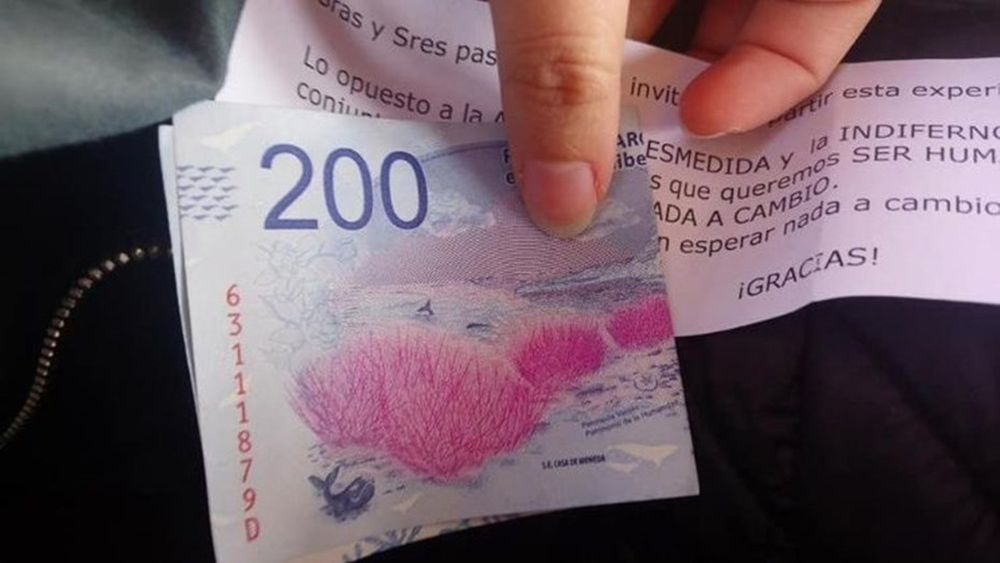 Hermoso gesto: Un abuelo repartió billetes de 200 pesos junto a un tierno mensaje