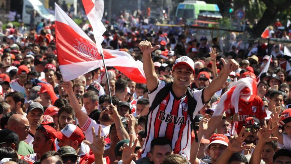 River ya está en el país: hinchas desbordan el Monumental para celebrar con el plantel
