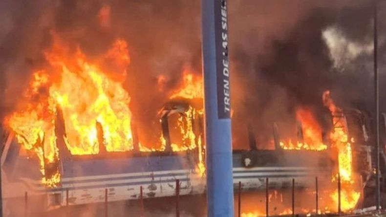 Brutal incendio de un tren en Córdoba con más de 120 pasajeros a bordo Brutal incendio de un tren en Córdoba con más de 120 pasajeros a bordo