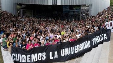 Se busca la mejora de salarial de docentes y no docentes.