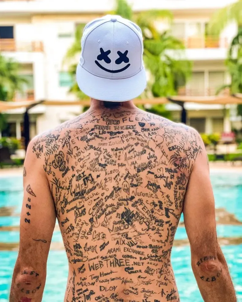Recibe el Guinness por tener 273 autógrafos de famosos tatuados en la espalda