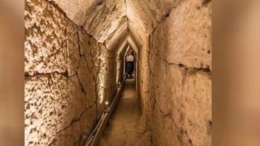 Buscando la tumba de Cleopatra encontraron un túnel geométrico