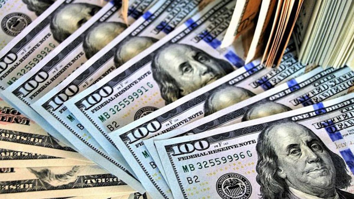 El dólar en junio tuvo su mayor baja en ocho meses cerró en 43,70