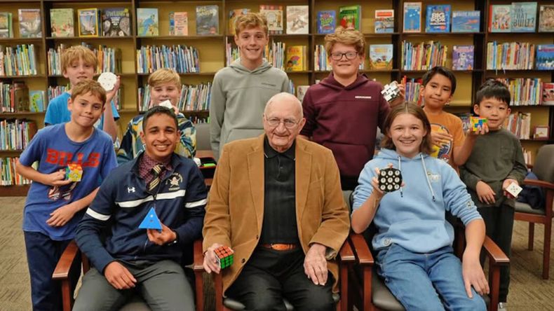 Tiene 95 años y desafió a jóvenes en un torneo de cubo Rubik: hizo historia en el Guinness.
