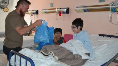 Nicolás Dematei, junto a niños en el Hospital Materno Infantil.