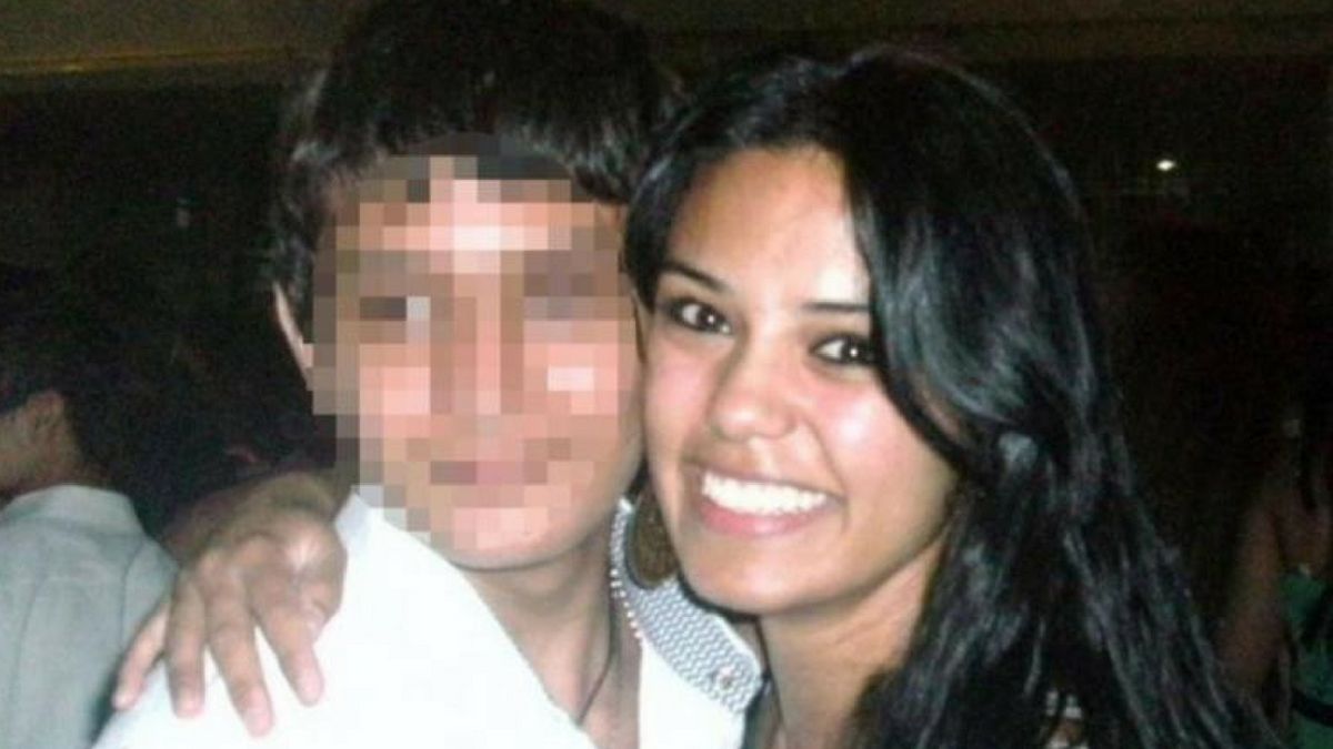 El chico de 14 años que tuvo sexo con su maestra: Me hacía caricias para  explicarme las materias