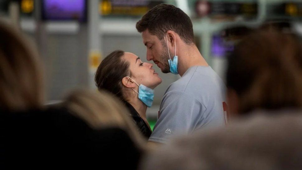 Una pareja con barbijos en el aeropuerto de Barcelona. La cantidad de contagios por coronavirus crece en el mundo. En la Argentina ya son 158.