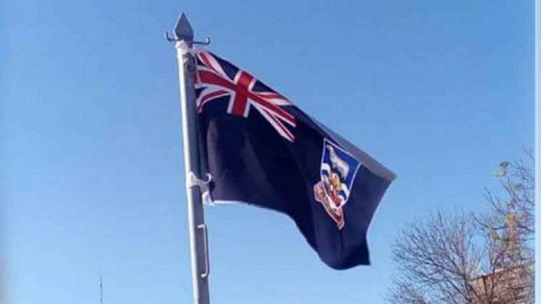 Izaron la bandera inglesa en un acto por el Día de la Independencia