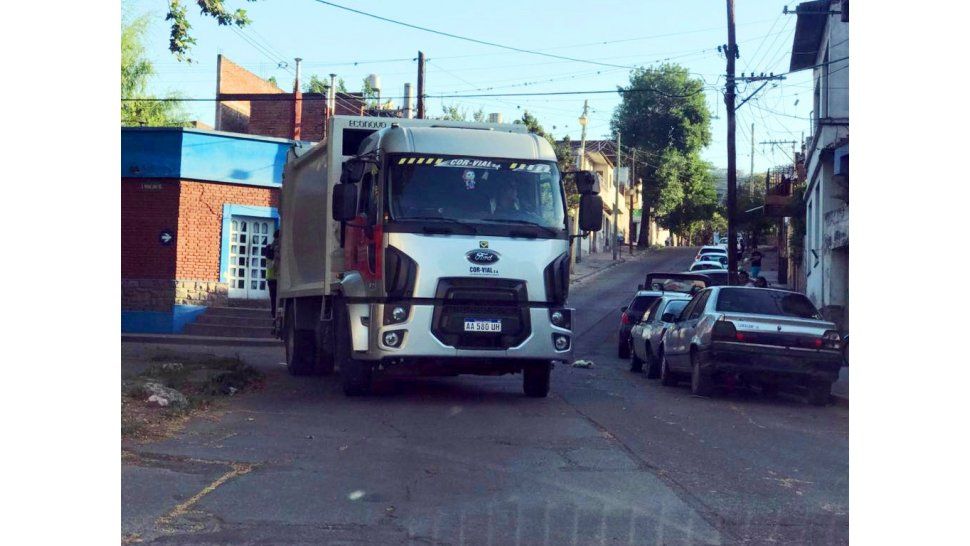 ¡El Colmo! camión recolector de basura de la Municipalidad circula contramano
