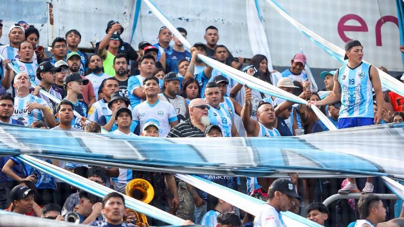 Hinchas de Gimnasia de Jujuy organizan la caravana a Tucumán