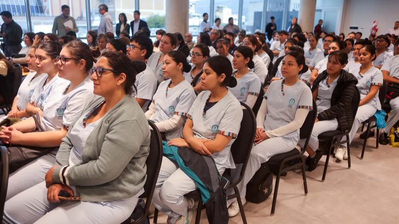 Carrera de medicina: egresaron 35 profesionales que serán parte del plantel docente