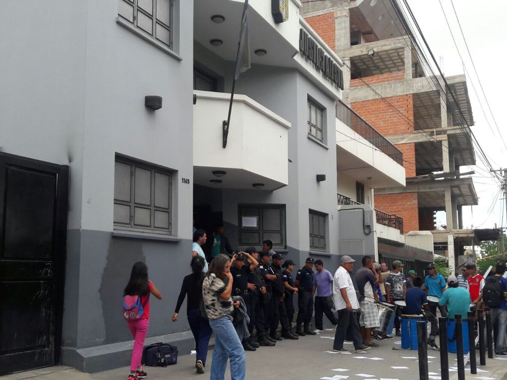 Militantes a fuera de la sede
