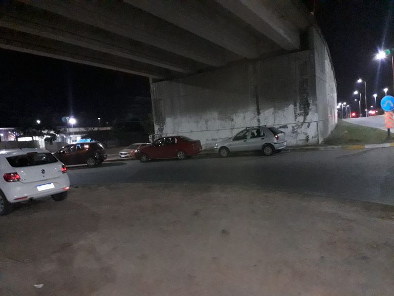 Autos mal estacionados debajo del puente de ingreso a Los Huaicos.