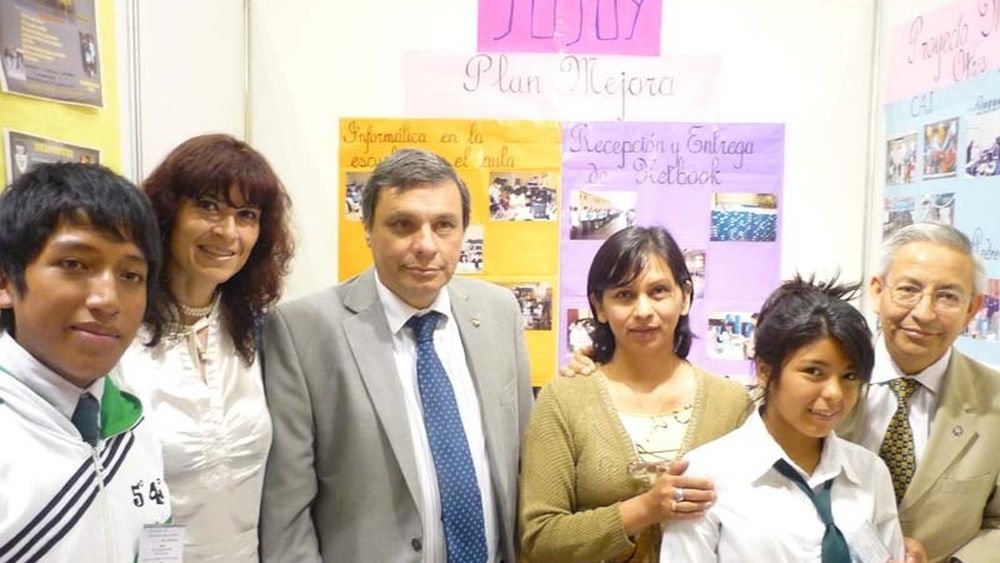 Tecchi con estudiantes