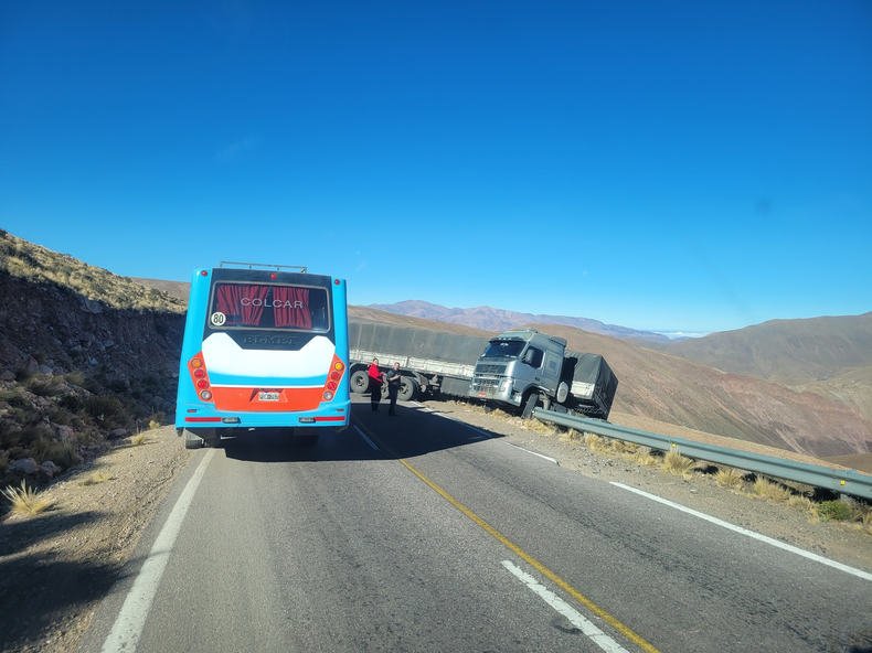 Triple choque de camiones en la Cuesta de Lipán. Triple choque de camiones en la Cuesta de Lipán.