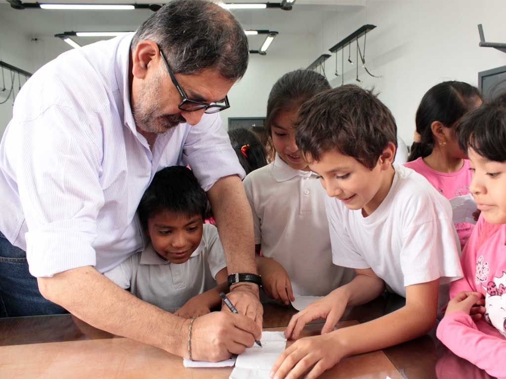 El Intendente junto a los niños