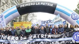 La GCT y otros espacios sindicales marcharon al Congreso este 17 de agosto.&nbsp;/Foto: Pepe Mateos - Télam