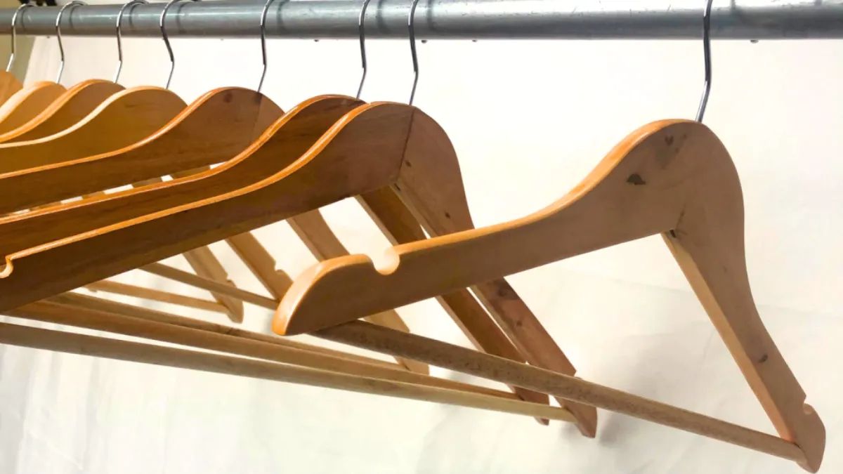 Si tenés perchas rotas, no las tires: el truco para aprovecharlas que es tendencia en las casas modernas