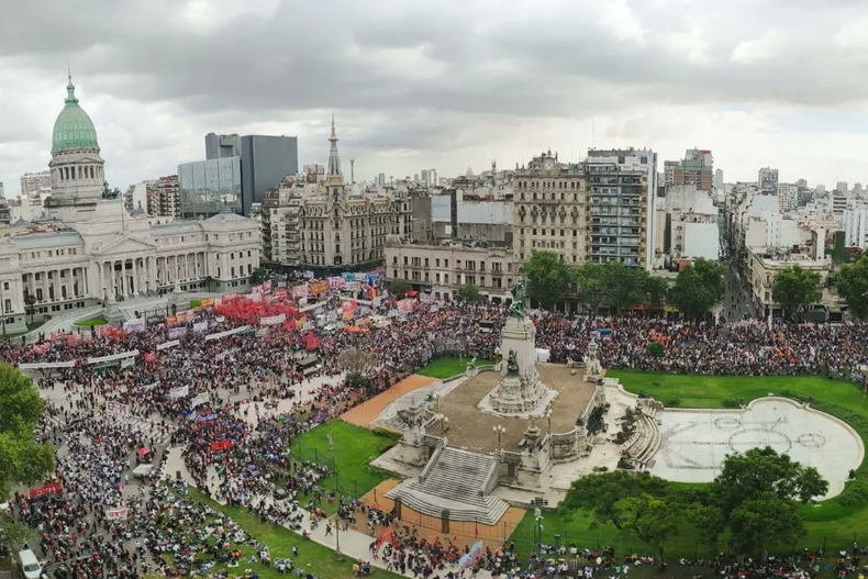 Manifestaciones frente al Congreso Nacional por el acuerdo con el FMI.