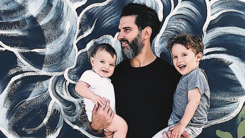 Un papá con barba llegó para romper mitos y temores sobre la paternidad