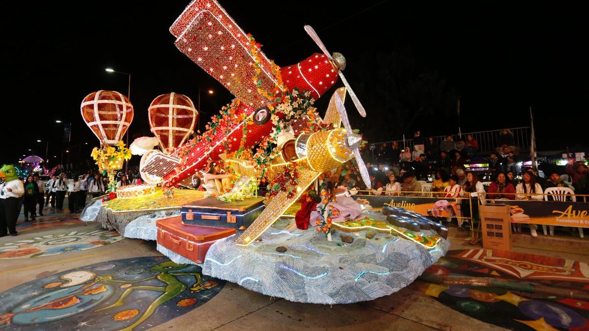 Otra gran noche en Ciudad Cultural con un nuevo desfile de carrozas del Grupo B