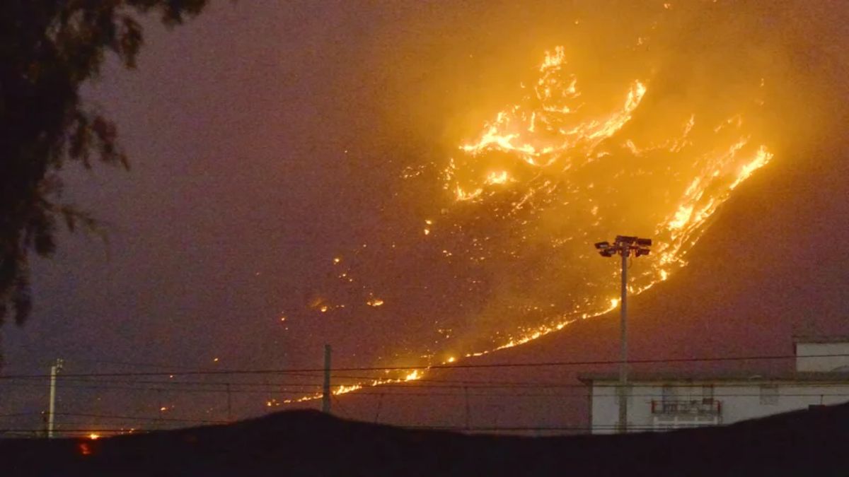 Los incendios se han extendido en toda la isla y se aproxima a localidades turísticas.