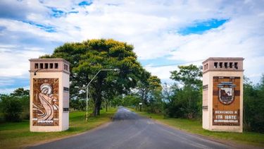 El pueblo Itá Ibaté, es una pequeña localidad en el noroeste de Corrientes. El pueblo Itá Ibaté, es una pequeña localidad en el noroeste de Corrientes.