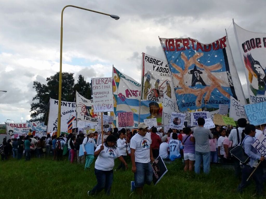 Columnas marchan por Av. Savio
