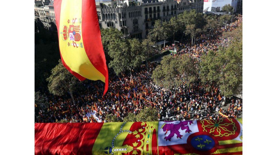 Multitudinaria marcha en Barcelona contra la secesión y a favor de la unidad