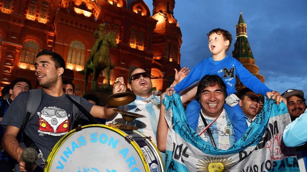 Banderazo: Los argentinos copan Moscú con alegría y muchos cánticos