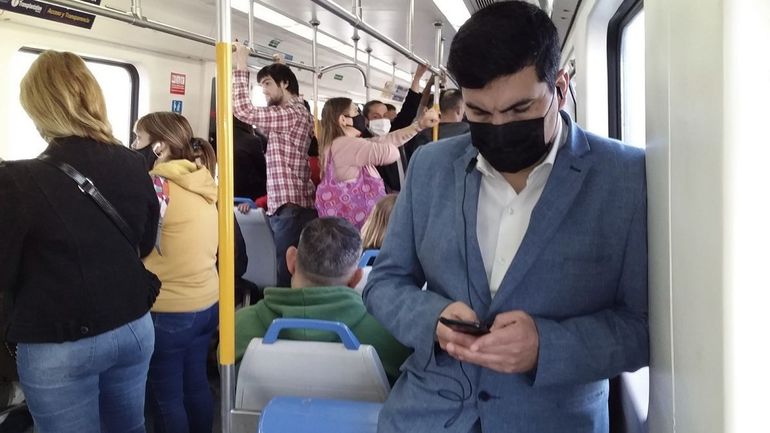 Debido al aumento de casos de Covid en los últimos días, el Gobierno pidió usar barbijos en espacios cerrados. 