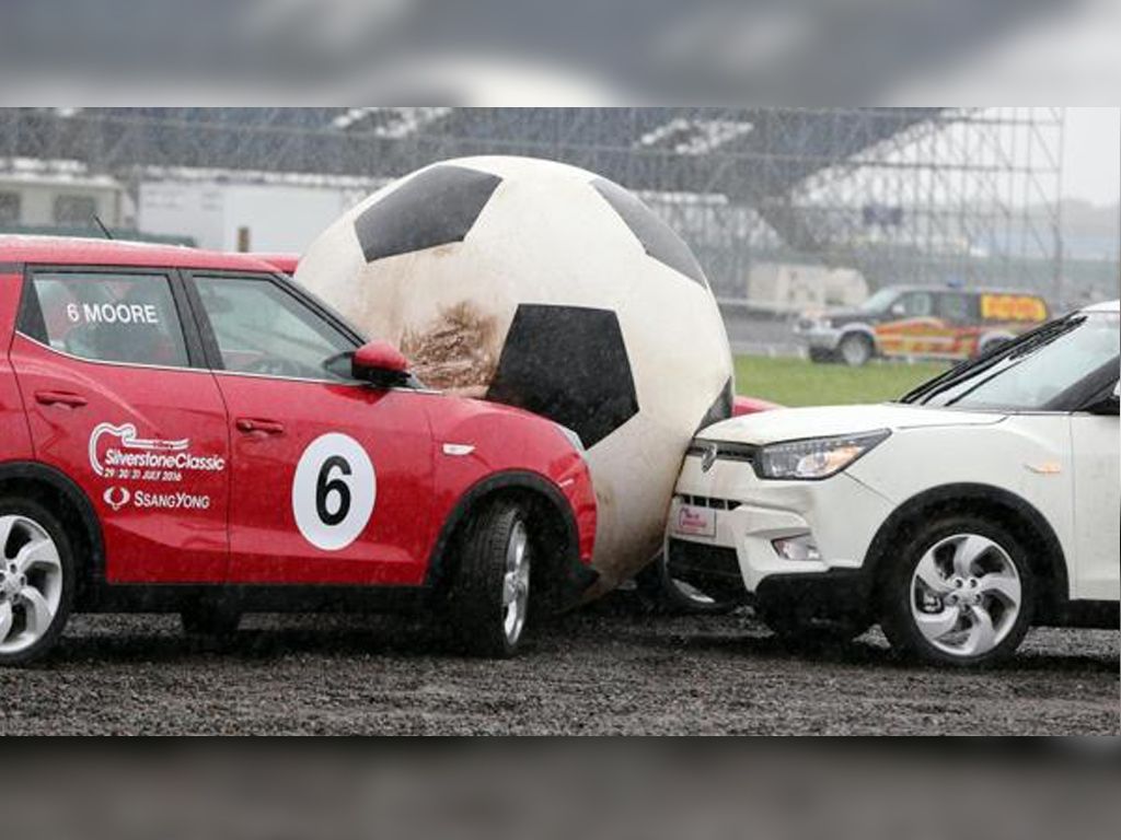 Fútbol sobre autos