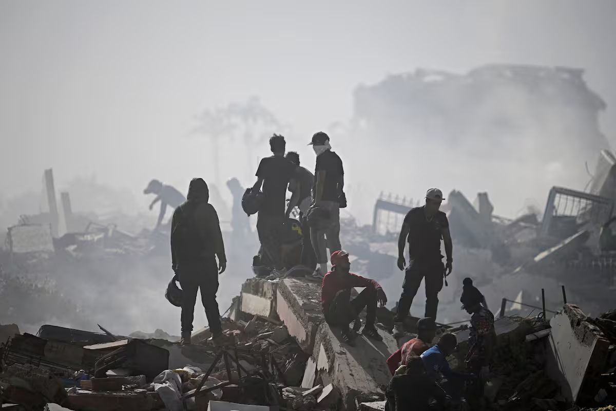 Voluntarios buscan víctimas del terremoto entre los escombros en Caraballeda