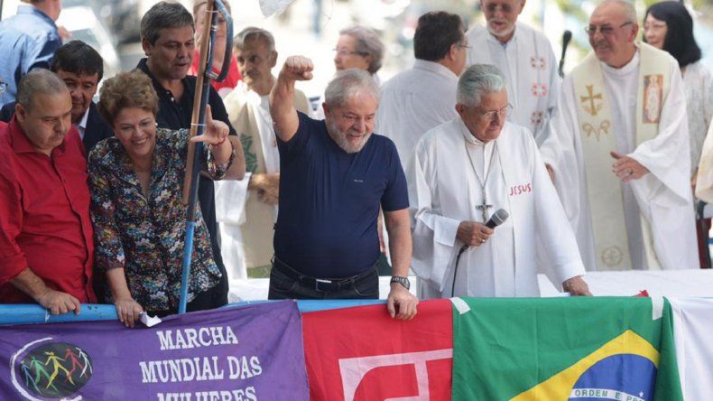 Lula habló ante una multitud y confirmó que se entregará a la Justicia