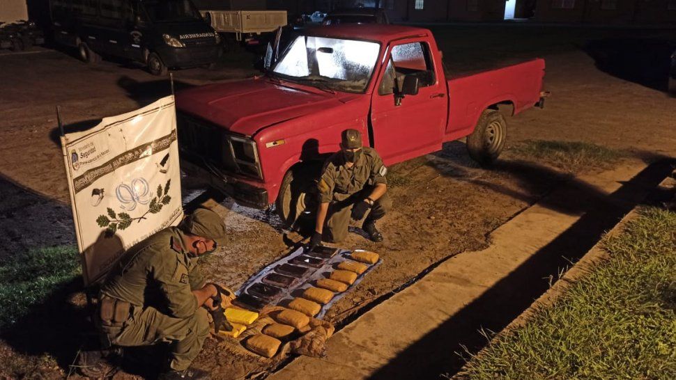 En Salta decomisan más de 16 kilos de drogas en una camioneta