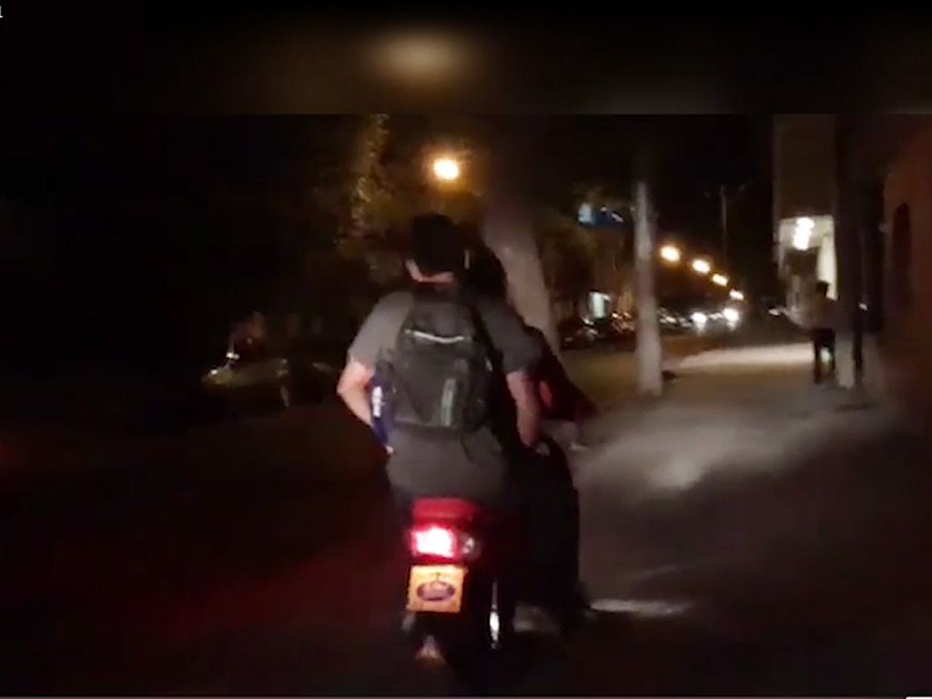 Motos por la vereda y de noche