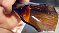 Cortó a su hermano con una botella y se escapó.