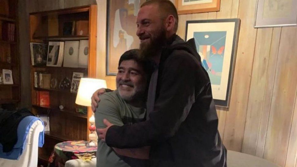 de rossi visito a maradona en su casa y le pidio que aliente a boca en la bombonera