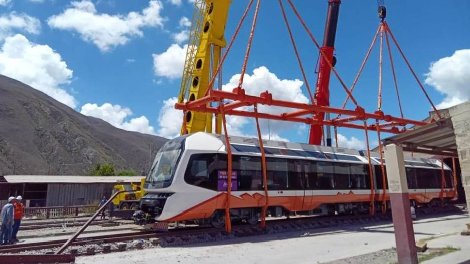 El tren solar fue colocado sobre las vías de Volcán