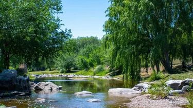 El pueblo escondido entre cerros volcánicos que sorprende con naturaleza, historia y fiestas. El pueblo escondido entre cerros volcánicos que sorprende con naturaleza, historia y fiestas.