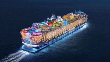 El crucero cuenta en su interior con &nbsp;siete piscinas, un parque, toboganes de agua, paseos comerciales y pista de patinaje sobre hielo, entre otras cosas.