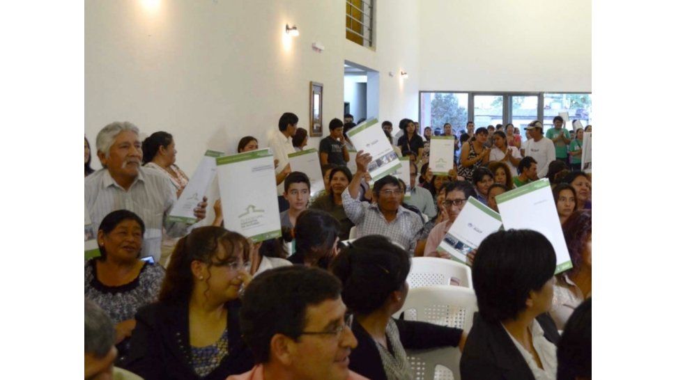 Vecinos regularizan sus terrenos